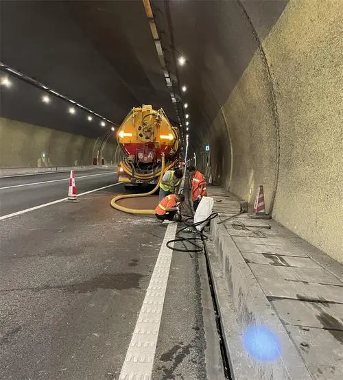 兴城隧道排水渠清淤